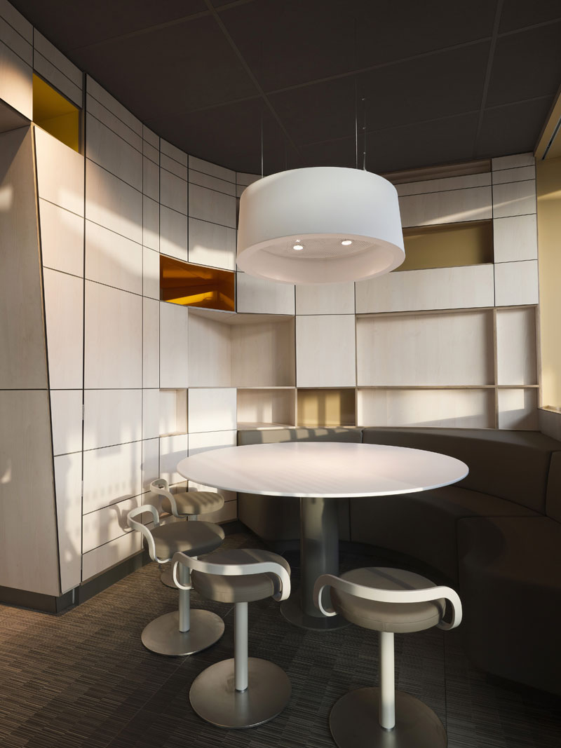 麥當(dāng)勞餐廳家具設(shè)計